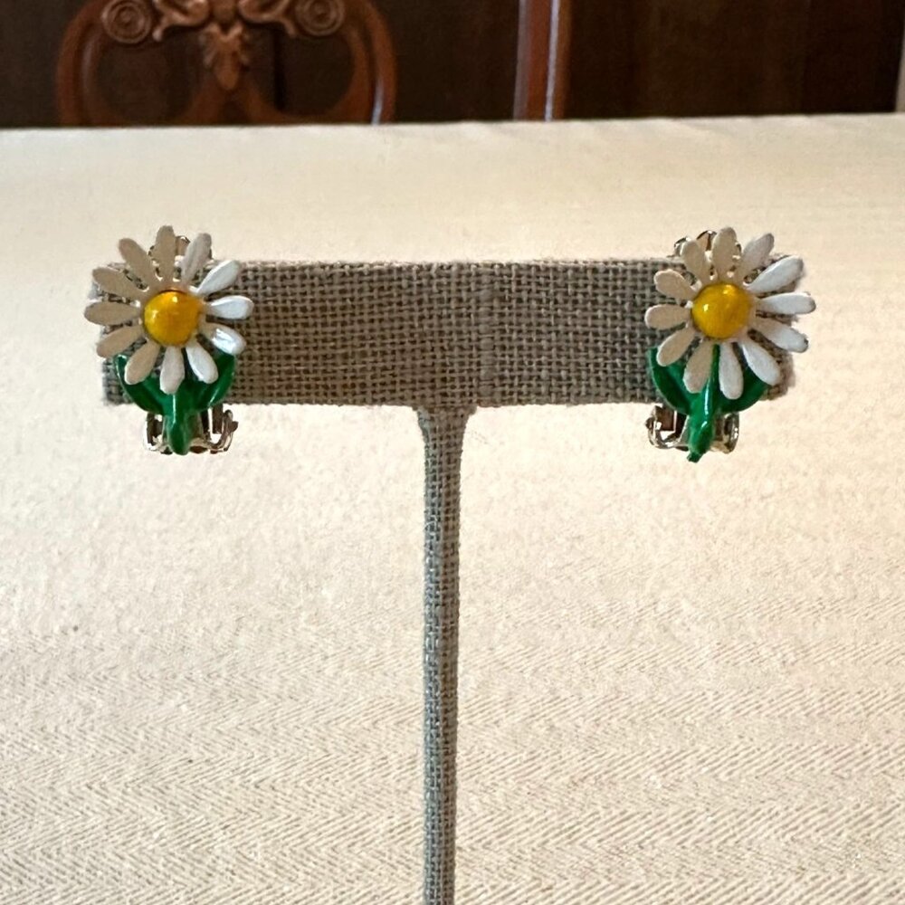 Vintage Daisy Clip-On Earrings Retro Floral Design Yellow & White Enamel Metal - Picture 4 of 11